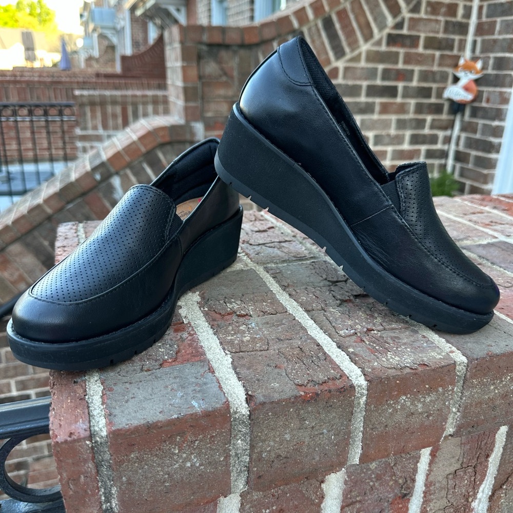 Comfortiva Black Perforated & smooth Leather loafers. Size 7